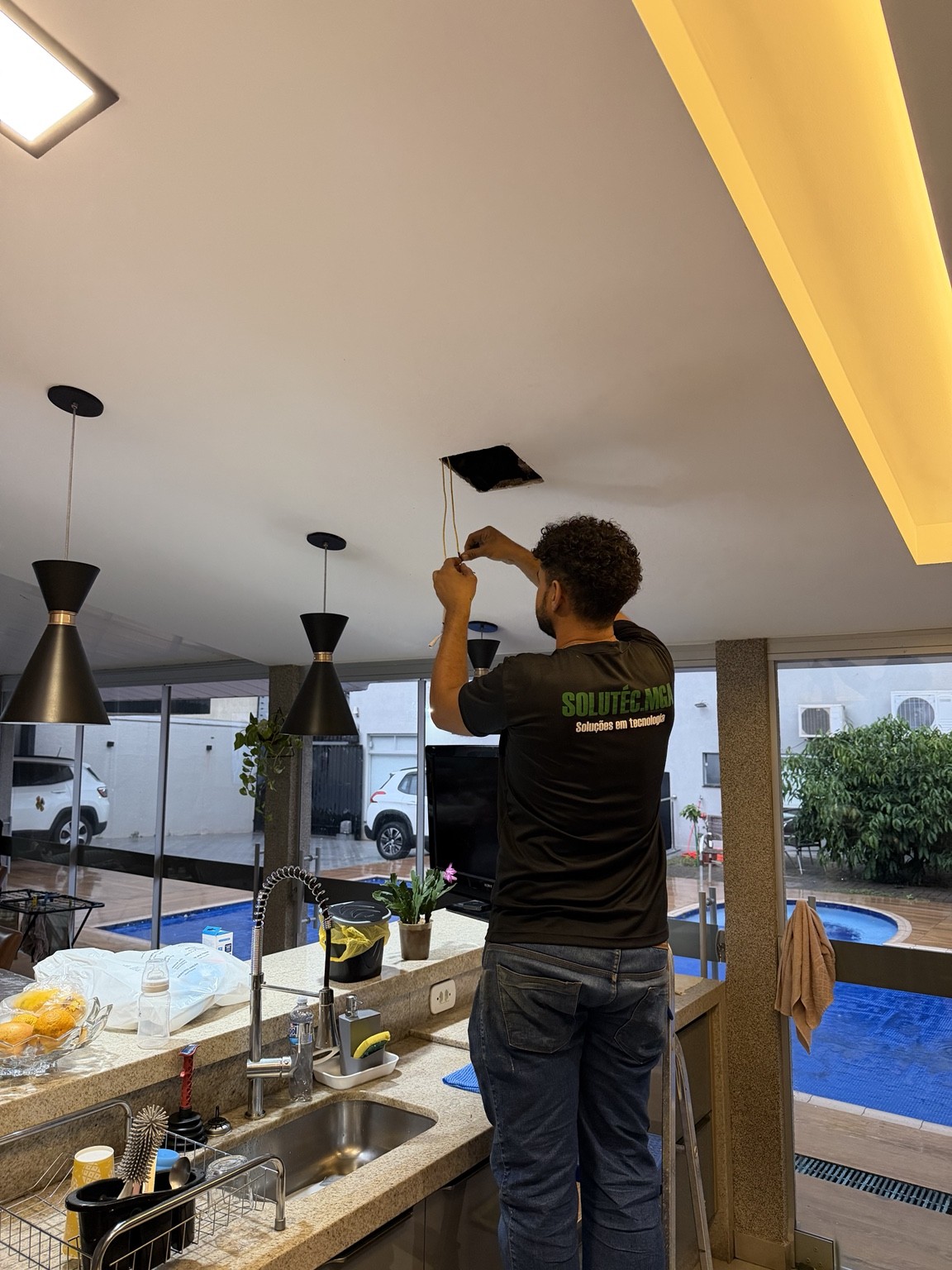 Técnico realizando serviço elétrico e de iluminação