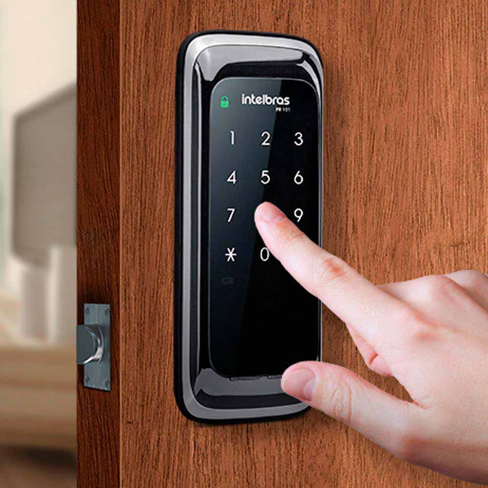 Fechadura digital com teclado em porta