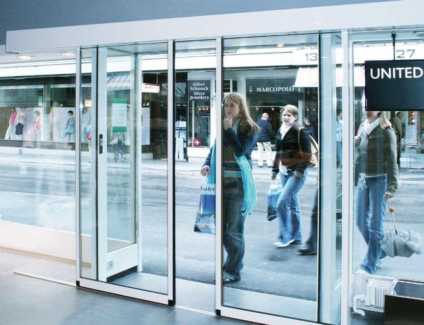 Porta automática de vidro em entrada comercial